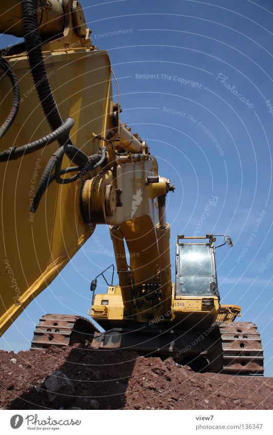 Baggerperspektive Maschine Stahl Baustelle Baumaschine Gelenk schwer bedrohlich unten Froschperspektive Diesel gelb Pause Wochenende Sommer heiß Physik Neubau