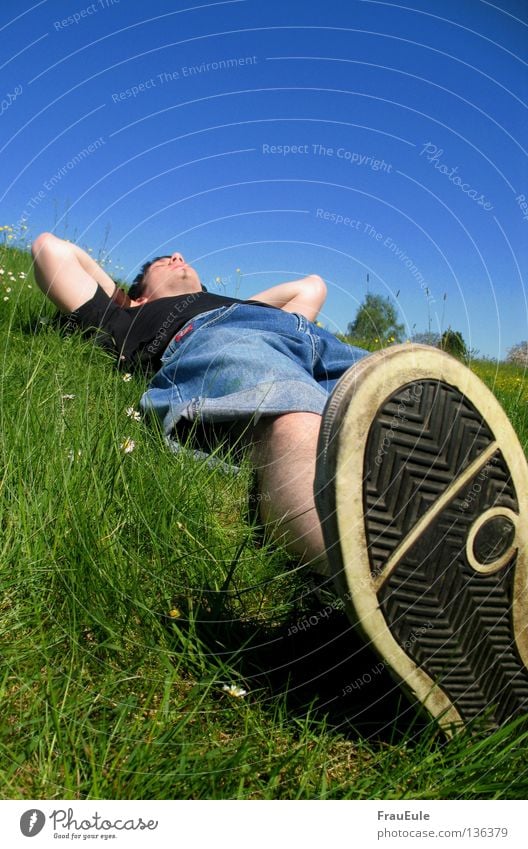 Chillor Sonnenstrahlen genießen Wiese grün Blume Gänseblümchen Löwenzahn Hügel Sommer Jahreszeiten Erholung Himmel Stimmung Schuhe gähnen Gelenk schlafen