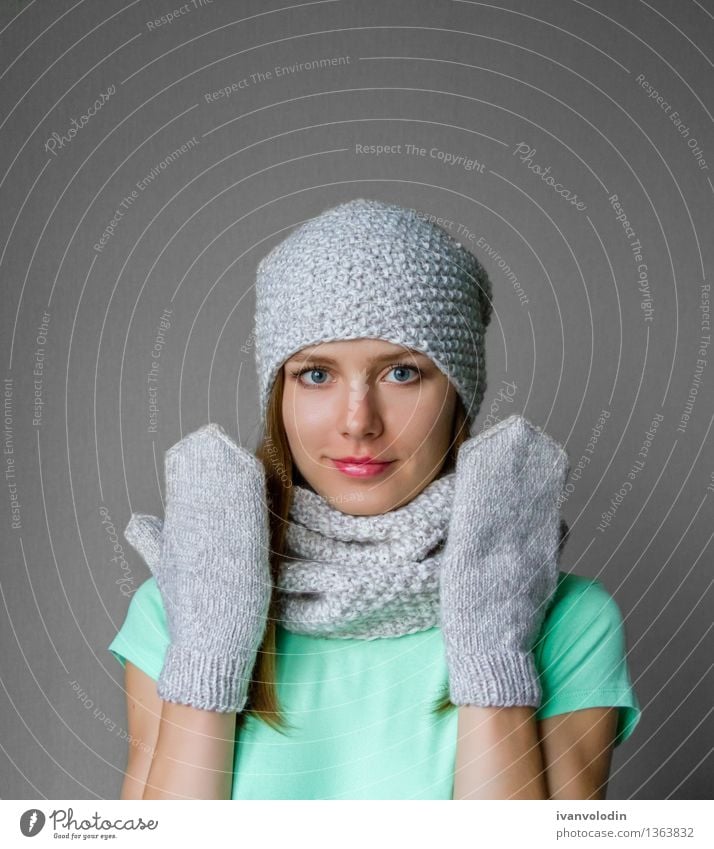 Lächelndes junges Mädchen in der Winterkappe, -schal und -handschuhen Freude Glück schön Haut Gesicht Kosmetik Mensch feminin Junge Frau Jugendliche Erwachsene