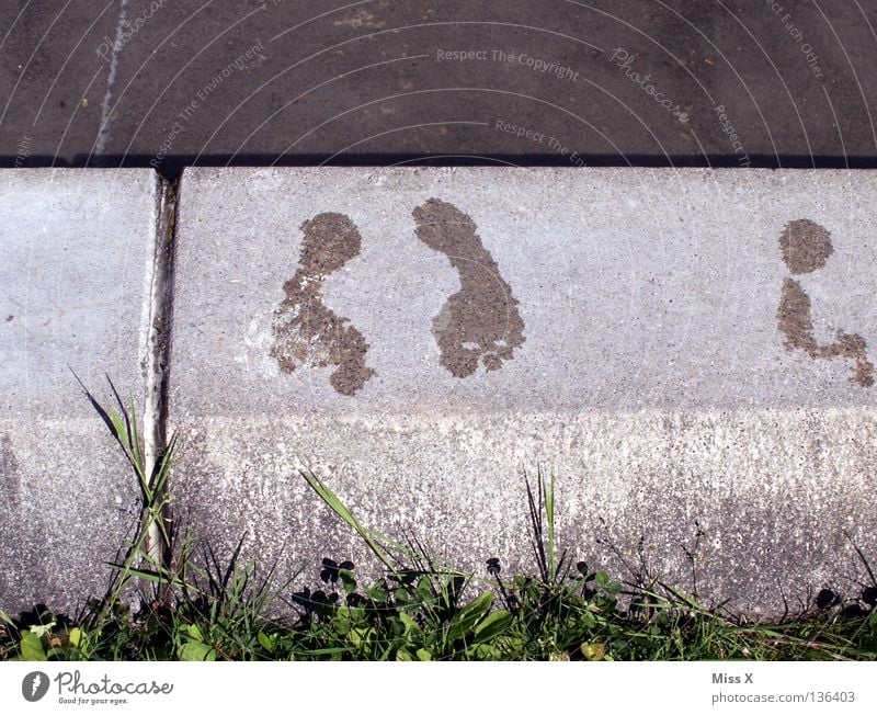 Kalte Füße Farbfoto Außenaufnahme Tag Schwimmen & Baden Schwimmbad Wasser Gras Stein Fußspur kalt grau grün Füße hoch Brunnen kühlen Kühlung kneipp kneippen