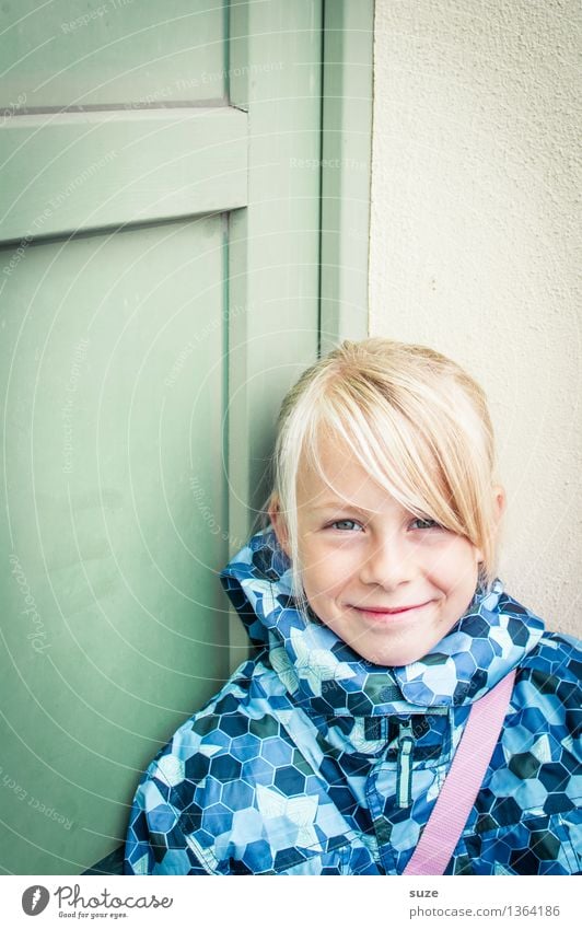 Lieb guggn Lifestyle Freude Gesicht Gesundheit Kind Mensch feminin Mädchen Kindheit Kopf Mund 8-13 Jahre Herbst Wetter Mode Bekleidung Jacke blond Lächeln