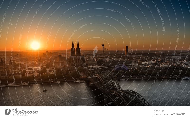 Volle Breitseite Kölle Wasser Himmel Wolkenloser Himmel Schönes Wetter Rhein Köln Deutschland Europa Stadt Stadtzentrum Altstadt Skyline bevölkert Haus Kirche