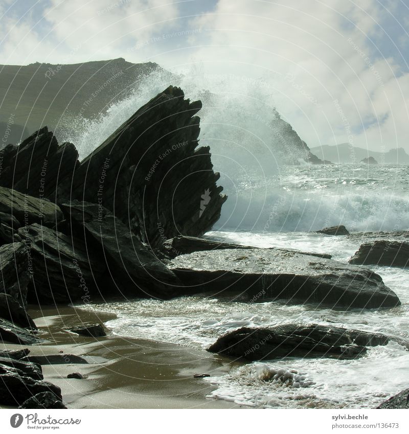 volle kraft voraus Freiheit Sommer Strand Meer Wellen Berge u. Gebirge Wasser Wolken Felsen Küste Stein frei blau schwarz Kraft Brandung Gischt Wasserfontäne