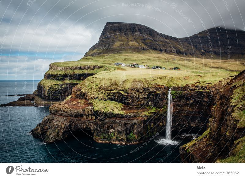 Gásadalur Ferien & Urlaub & Reisen Tourismus Ausflug Abenteuer Ferne Freiheit Sightseeing Insel Berge u. Gebirge Natur Landschaft Wasser Wolken Hügel Felsen