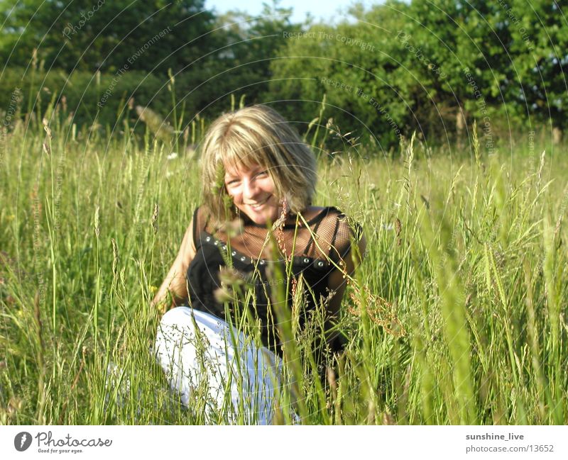 Grasgeflüster Wiese Erholung Sommer Frau Natur Chilling