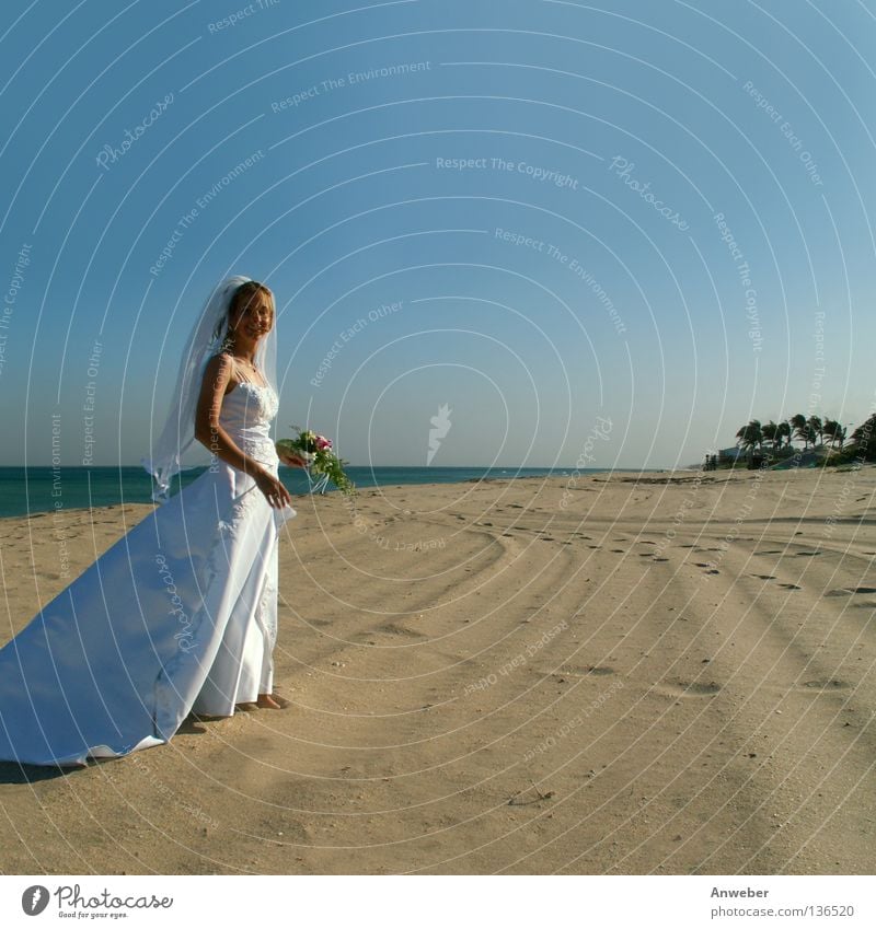 Braut am Strand Hochzeit verheiratet Frau schön Blume Blumenstrauß weiß Fußspur Hoffnung Zufriedenheit Meer Brautkleid Fröhlichkeit Freundlichkeit Leben Ehe