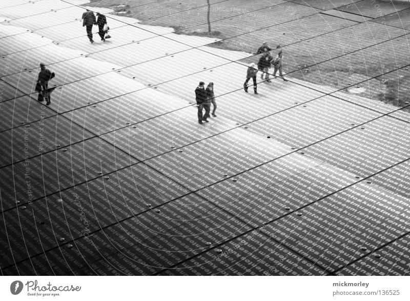 lentos upside down Linz (Donau) Glasscheibe Reflexion & Spiegelung Streifen Kunst schwarz weiß Mensch Spaziergang Fußgänger verkehrt Kultur Kunstmuseum Museum