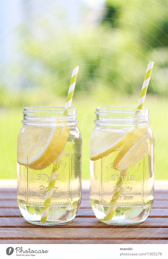 Limo Lebensmittel Getränk trinken Erfrischungsgetränk Limonade Saft Freizeit & Hobby Natur Garten Wiese Gefühle Stimmung Sommer Durst Trinkhalm Zitrone Glas