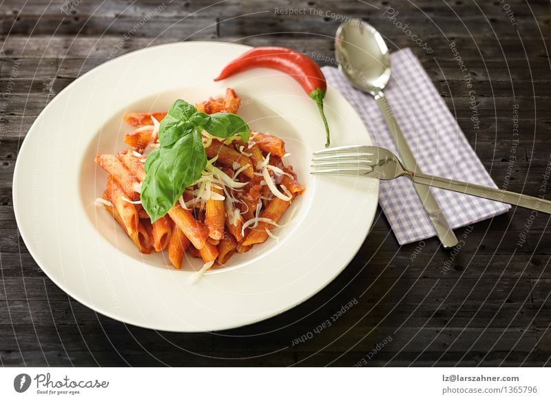 Teller mit Penne Pasta mit Arrabiata-Sauce Käse Kräuter & Gewürze Ernährung Mittagessen Gabel Löffel Tisch Küche Restaurant Blatt heiß lecker Tradition