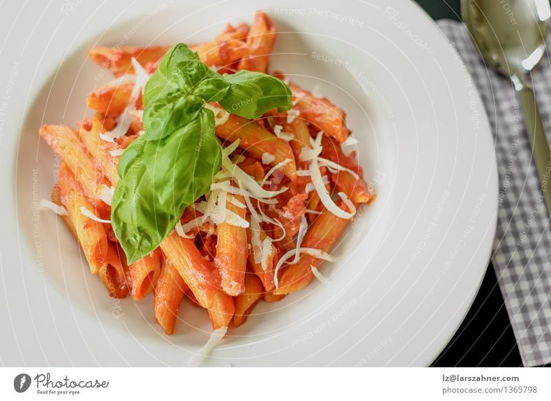 Teller mit Penne Pasta mit Arrabiata-Sauce Käse Kräuter & Gewürze Ernährung Mittagessen Gabel Löffel Küche Restaurant Blatt heiß lecker Freizeit & Hobby