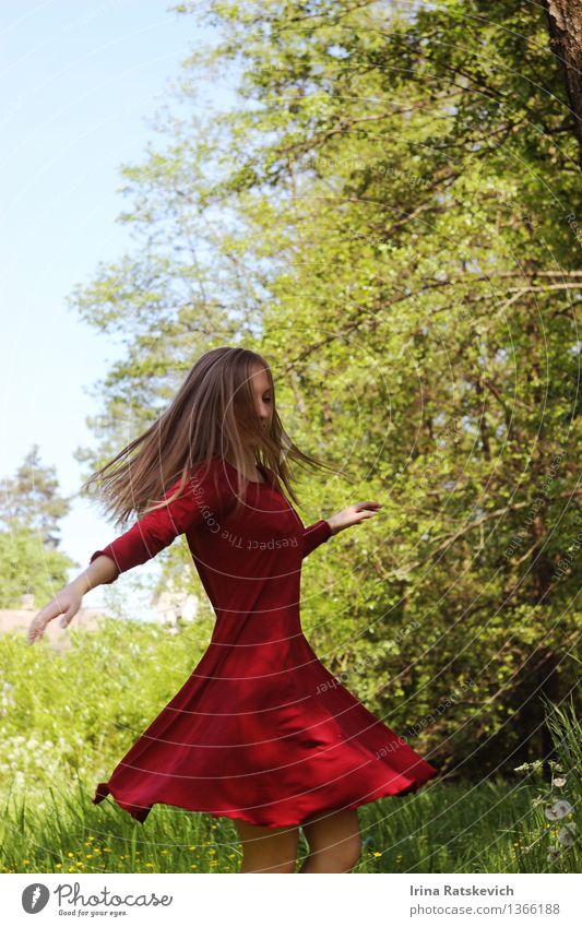 tanzendes Mädchen Junge Frau Jugendliche Körper Haare & Frisuren Arme Beine 1 Mensch 18-30 Jahre Erwachsene Natur Landschaft Schönes Wetter Baum Blume Gras Wald