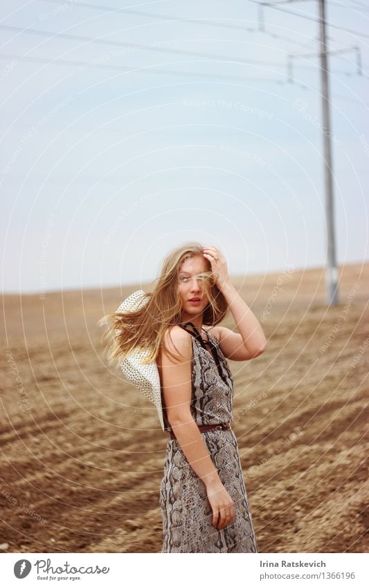 Schönes Mädchen im Kleid mit Hut auf Frühlingsfeld Junge Frau Jugendliche Körper Haare & Frisuren Gesicht 1 Mensch 18-30 Jahre Erwachsene Natur Landschaft Sand