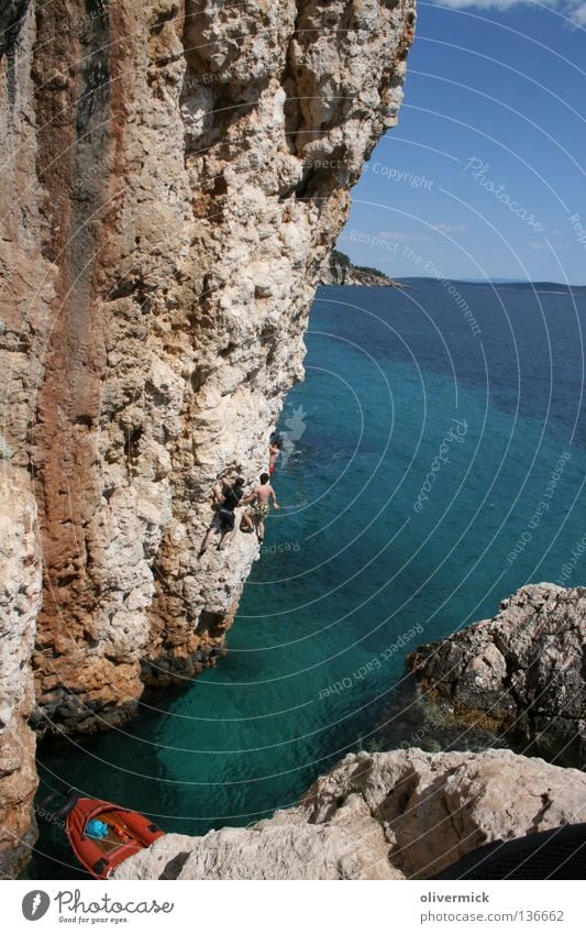 verstecktes paradies Meer türkis loslassen springen Kroatien Hvar Freude Wasser Stein Felsen blau Himmel Klettern deep water solo frei Mut Niveau Idylle