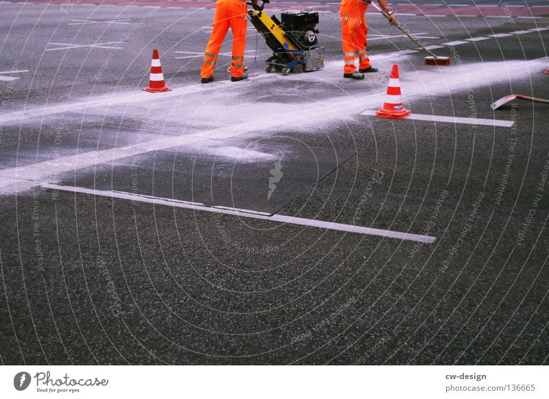 WIR BAUEN AUF UND... Arbeiter Spuren Staubwolke Bauarbeiter Druckluft Straßenbelag bohren Fräse Säge Bauschutt Fahrbahn Fahrbahnmarkierung schwarz weiß grau