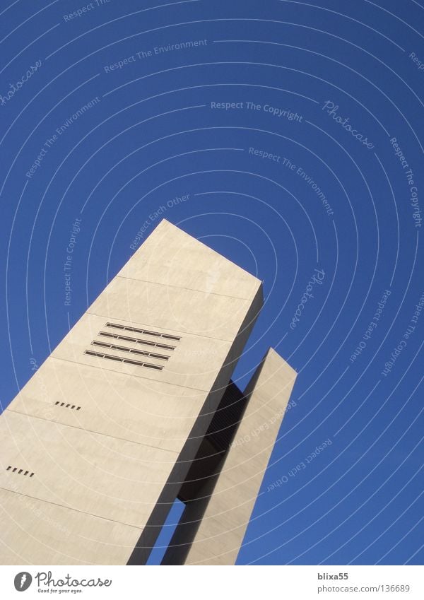 Spitze ins Nichts Kirchturm Hildesheim steil Beton Gotteshäuser gen himmel Schönes Wetter Glockenturm 1965