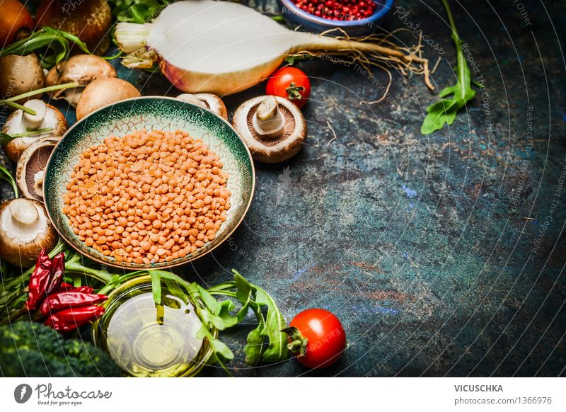 Linsen mit frischem Gemüse und Zutaten fürs Kochen Lebensmittel Salat Salatbeilage Getreide Kräuter & Gewürze Öl Ernährung Mittagessen Abendessen Bioprodukte