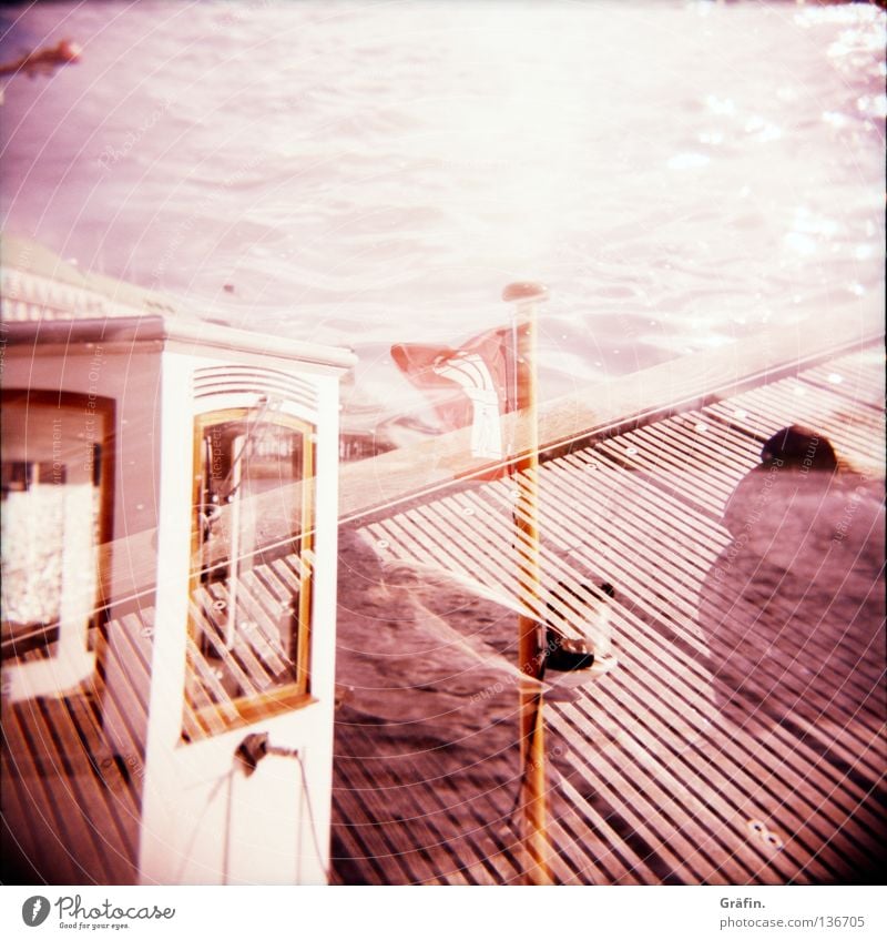 Morgens an der Alster Wasserfahrzeug fahren 2 Mittelformat Holga Wellen Binnenalster Reling Sonnenstrahlen Am Rand Wolken Schönes Wetter Steg Fahne Fahnenmast