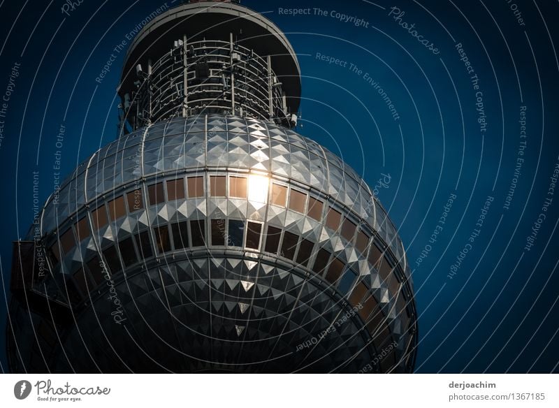 Angestrahlt von der Sonne. Der Obere Teil des Berliner Fernsehturms mit blauem Himmel. Design ruhig Ausflug Turm Herbst Schönes Wetter Stadt Deutschland