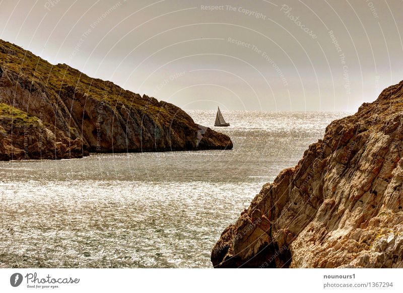 Felsenküste am Mittelmeer Umwelt Natur Landschaft Sand Wasser Himmel Sonne Sonnenlicht Wärme Strand Bucht außergewöhnlich fantastisch Unendlichkeit braun Küste