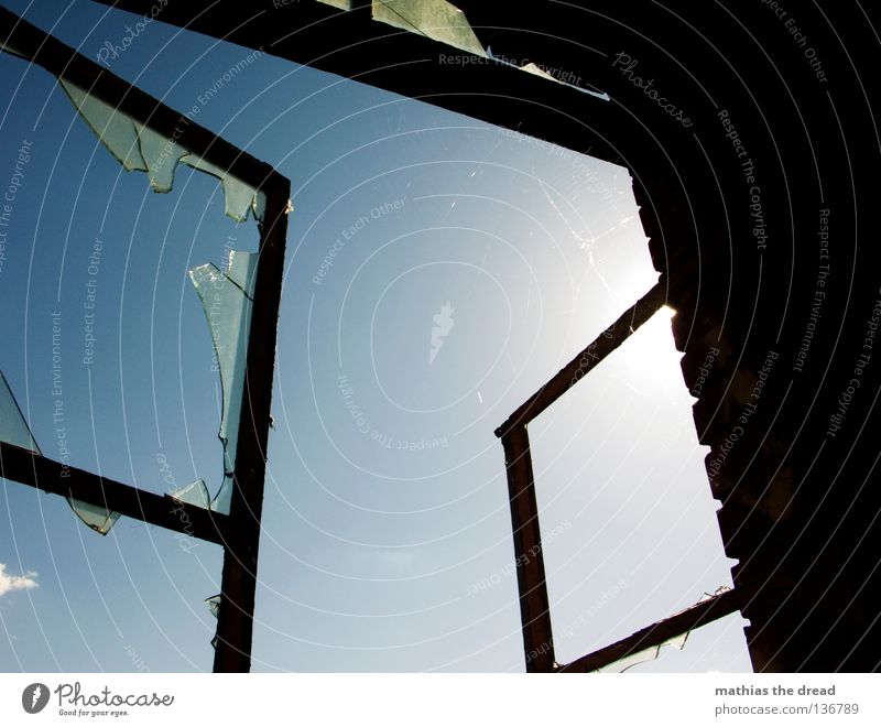 HOFFNUNG Fenster Fensterrahmen Quadrat Rechteck Ecke eckig Glasscherbe gebrochen kaputt zerschlagen vergessen gefährlich geschnitten Bruch Lichtbrechung