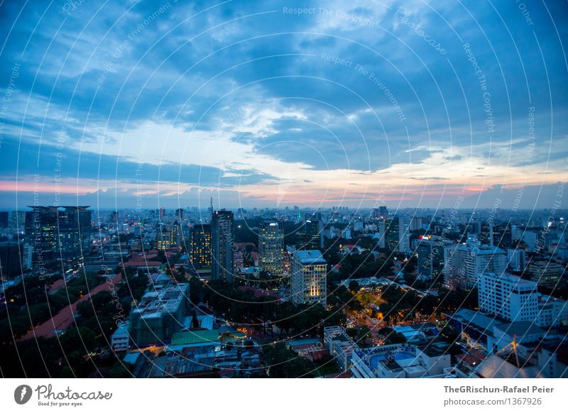 Saigon Stadt Stadtzentrum Skyline Haus Hochhaus blau gelb gold grau schwarz weiß Langzeitbelichtung Nachtaufnahme Wolken Licht Stimmung Dämmerung Vietnam