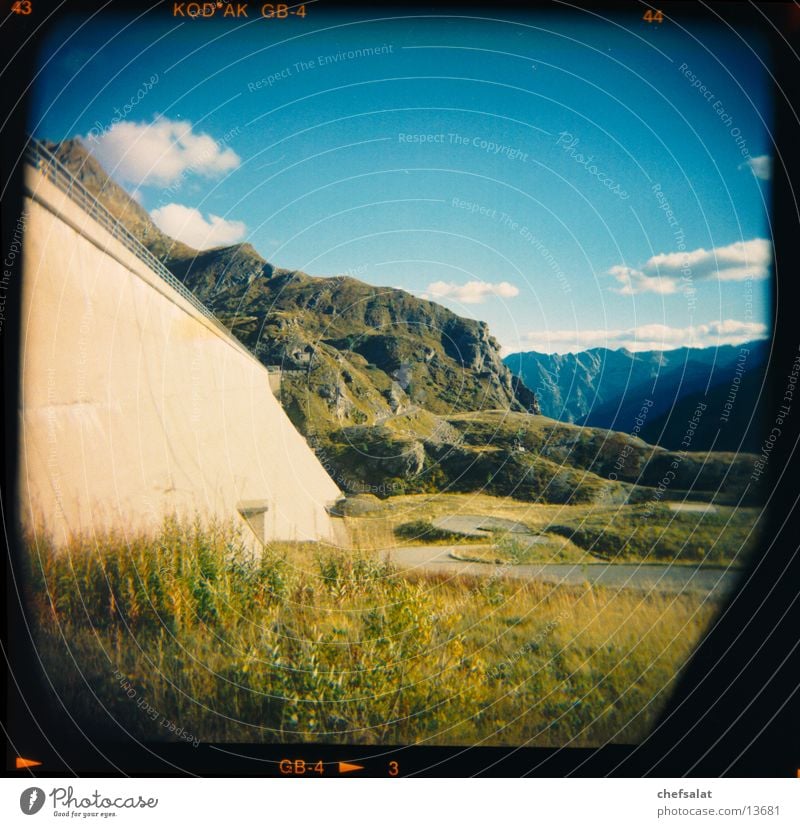 Staumauer Robiei Berge u. Gebirge Kanton Tessin grün Mittelformat Holga Kitsch blau