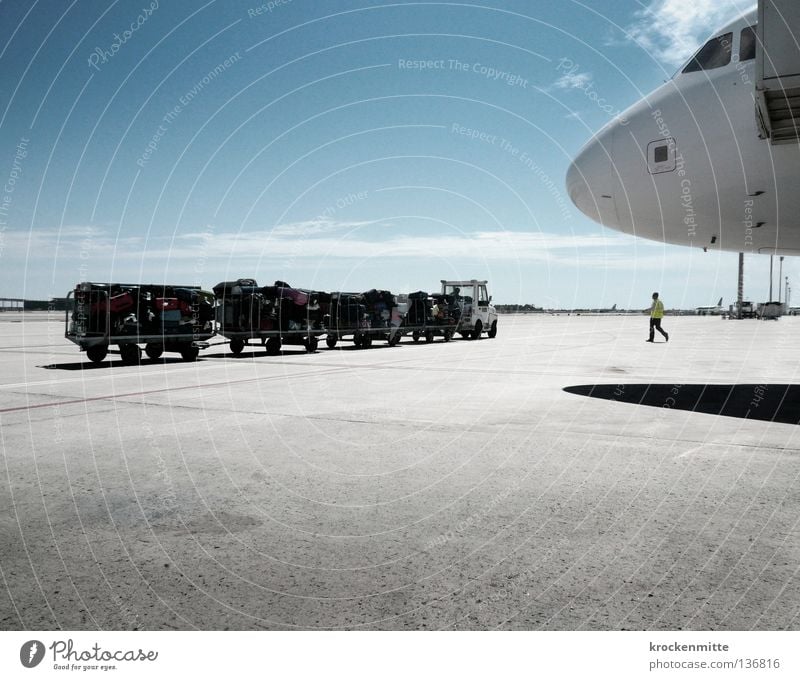 Kofferkaffeefahrt Rollfeld Ferien & Urlaub & Reisen Starterlaubnis gelb Platz leer Flugzeug Cockpit Fenster Wolken Gepäck Fahrzeug fliegen Asphalt Mann Arbeiter