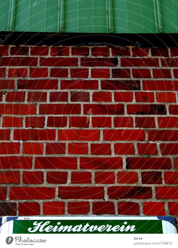 Landleben Heimat Dorf ländlich grün rot Backstein Information Mauer Haus Wand Bauernhof Idylle Schleswig-Holstein Gesellschaft (Soziologie) Zusammensein