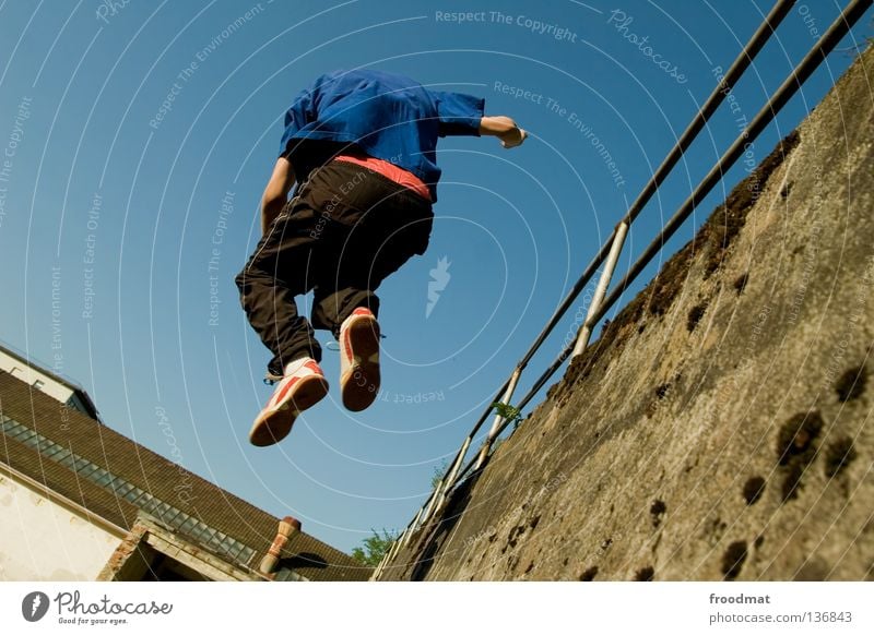 V Le Parkour springen Rückwärtssalto rückwärts Gegenlicht Schweiz Sport akrobatisch Flugzeug Körperbeherrschung Mut Risiko gekonnt lässig schwungvoll Aktion