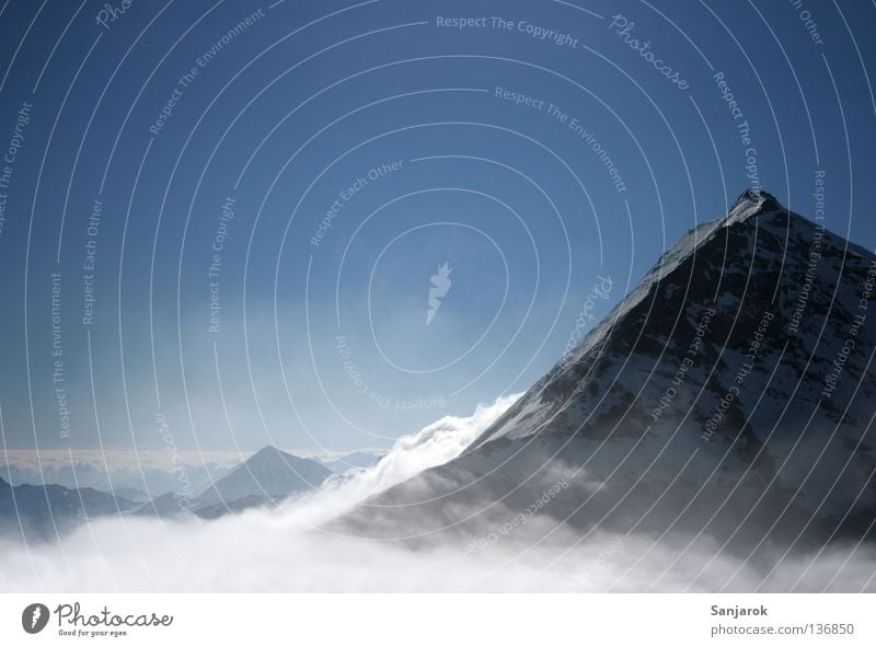 Über den Wolken III Österreich Großglockner Gipfel Winter Wetterumschwung Hochgebirge Berghang hoch Ferne Fernweh Berge u. Gebirge Schnee Felsen Blauer Himmel