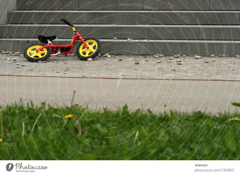 überflüssig Freizeit & Hobby Spielen Fahrrad Kinderspiel Kinderfahrrad Kindheit Treppe Straße Wege & Pfade Asphalt Langeweile Einsamkeit Mobilität Ordnung Pause