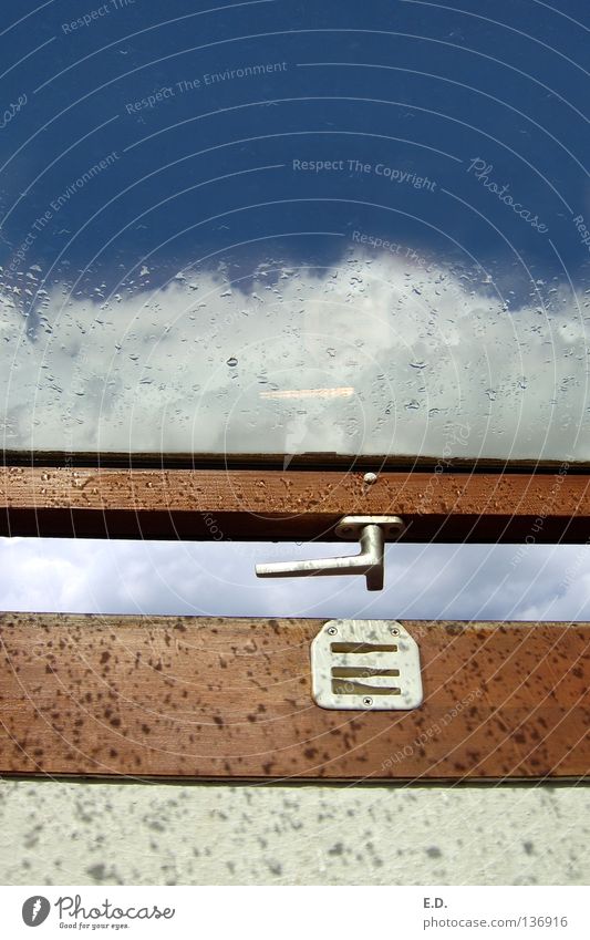 Öffnung zum Himmel Fenster Griff Wolken Regen weiß Hoffnung Wetter Fenstergriff Fensterscheibe Schatten blau