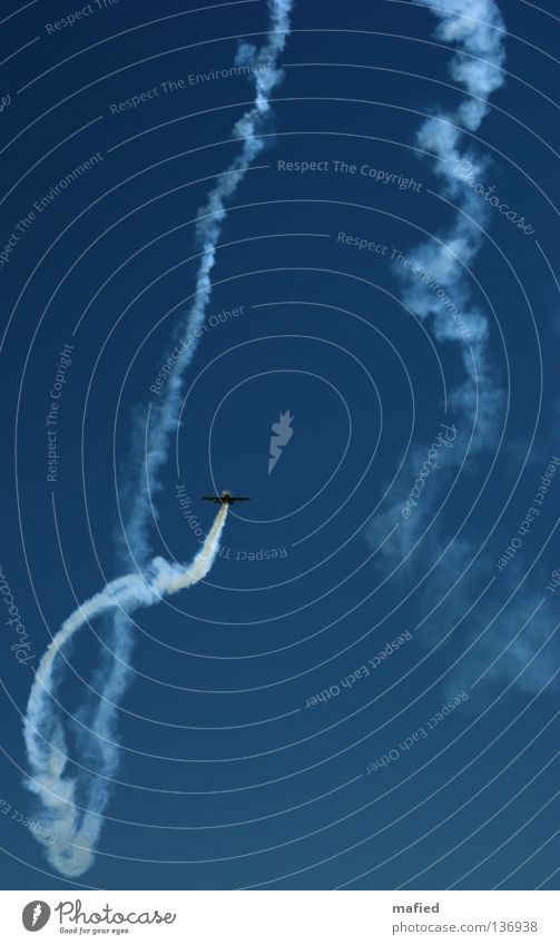 Klaustrophobie Flugzeug Kondensstreifen Kunstflug Flugschau Flugmanöver Geschwindigkeit Akrobatik Motor Tragfläche weiß Kick Kitzel eingeengt gefangen Panik