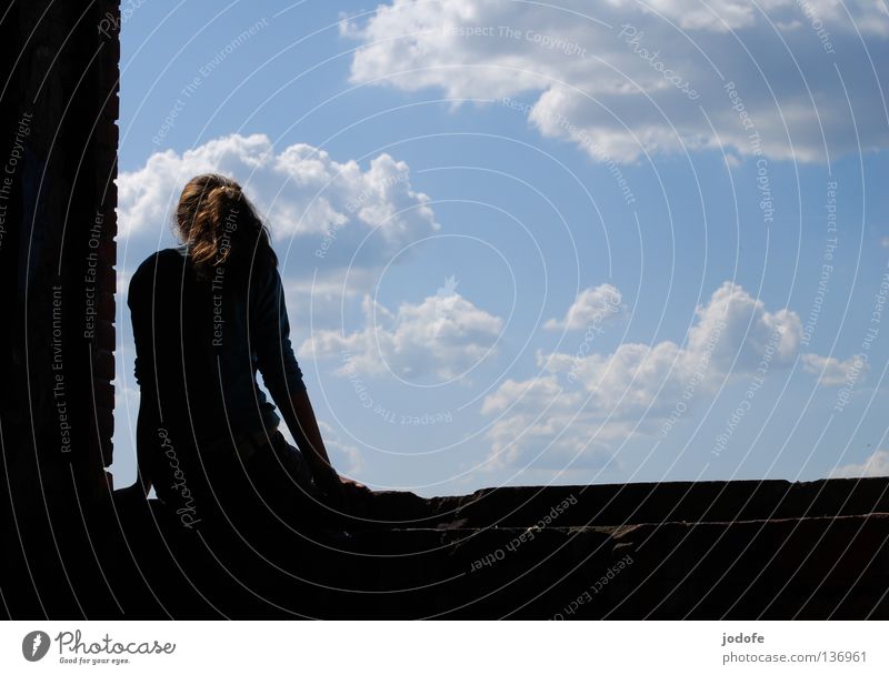 ...und wenn ich springe? Fenster Wolken schlechtes Wetter Schatten Frau feminin Mädchen Jugendliche Am Rand Ecke Mauer Gemäuer Sims Fenstersims Fensterbrett