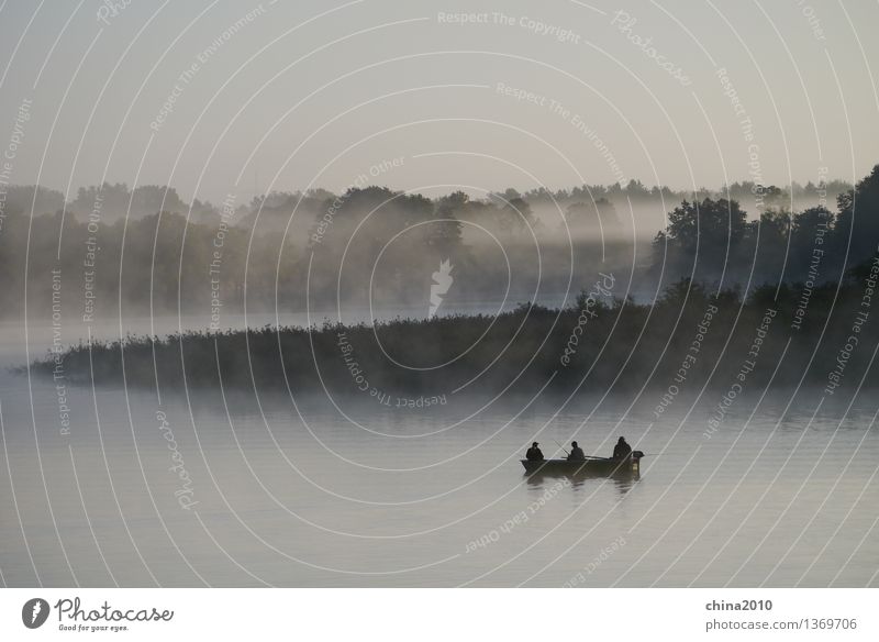 Ruhe Natur Landschaft Wasser Nebel Seeufer Erholung sitzen Stimmung friedlich ruhig Weisheit Ausdauer Einsamkeit Zufriedenheit Freizeit & Hobby stagnierend