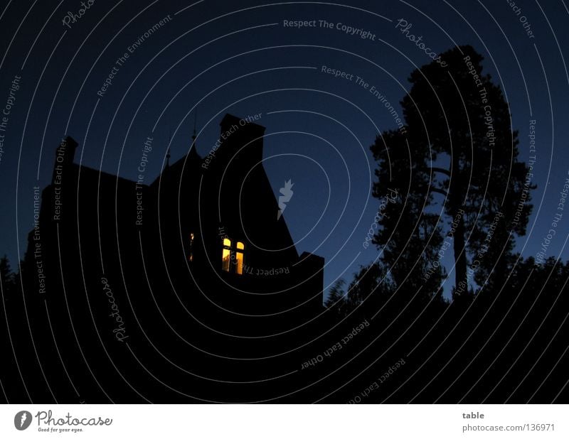 Hoffnung Wunsch dunkel Licht Trauer Haus Baum Nacht Nachthimmel Sonnenuntergang Dämmerung spät Silhouette Fenster erleuchten Verzweiflung Vertrauen