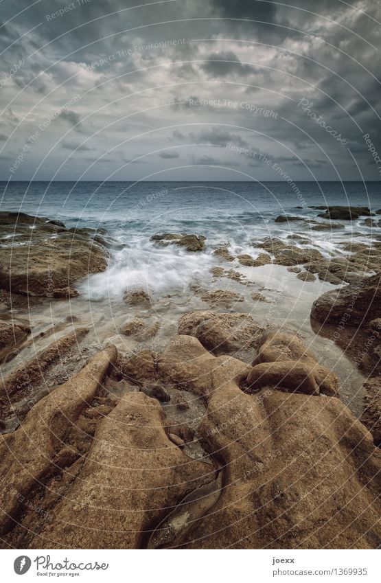 Formgebung Landschaft Wasser Himmel Wolken Horizont schlechtes Wetter Felsen Küste Idylle Natur Farbfoto Gedeckte Farben Außenaufnahme Menschenleer Abend