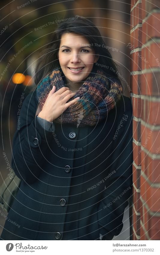 Stilvolle hübsche Frau, die auf einer Säule des roten Backsteins sich lehnt Lifestyle schön Ferien & Urlaub & Reisen Sonne Erwachsene Herbst Stadt Mode