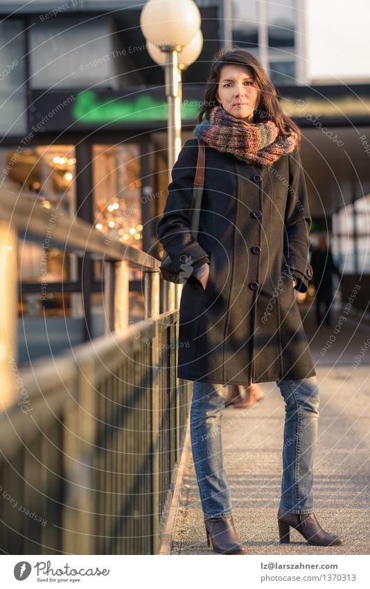 Stilvolle hübsche Frau, die auf Bahn-Schienen sich lehnt Lifestyle schön Ferien & Urlaub & Reisen Sonne Erwachsene 1 Mensch 30-45 Jahre Herbst Stadt Mode