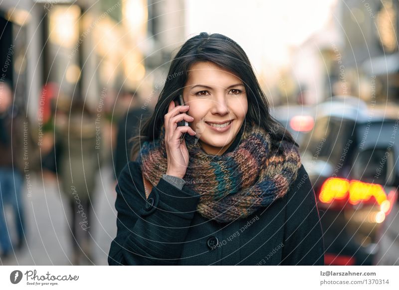 Lächelnde Frau in Autumn Fashion Talking am Telefon Lifestyle Glück schön Gesicht Winter sprechen PDA Erwachsene 1 Mensch 30-45 Jahre Herbst Stadt Straße Mantel