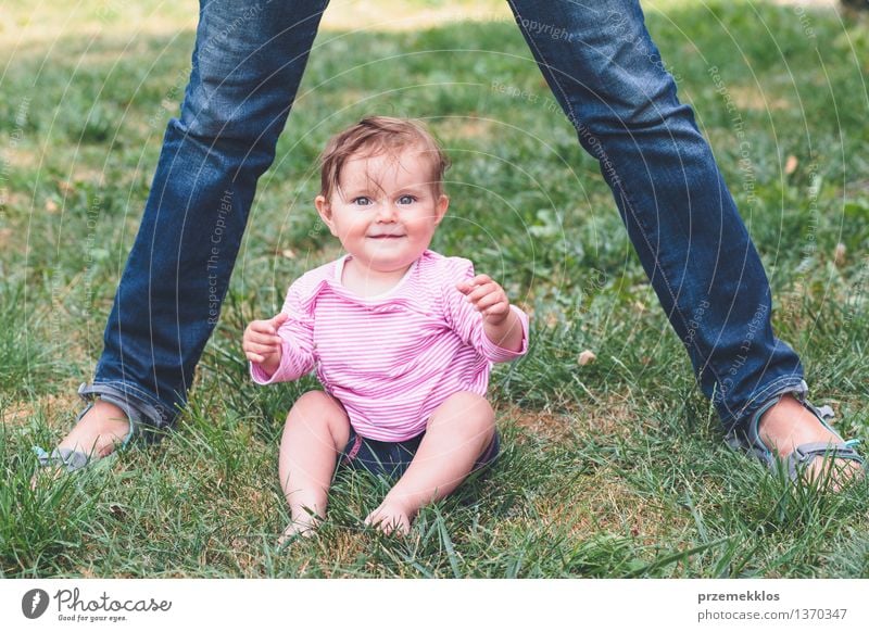 Baby, das auf einem Gras neben Füßen der Mutter sitzt Lifestyle Freude Glück schön Leben Kind Kleinkind Mädchen Frau Erwachsene Eltern Familie & Verwandtschaft