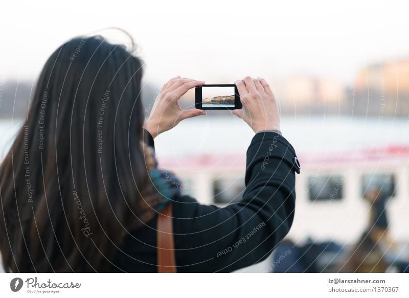 Frau, die Ansicht im Freien unter Verwendung des Handys nimmt Ferien & Urlaub & Reisen Tourismus Ausflug Winter Telefon PDA Bildschirm Fotokamera