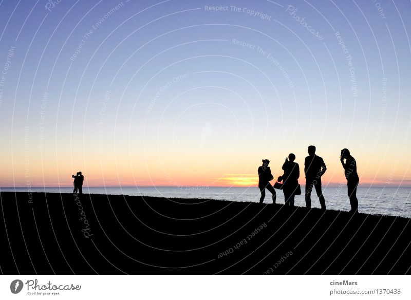 Sommerabend am Strand Freizeit & Hobby Sommerurlaub Meer Tanzen trinken Mensch 6 Menschengruppe Wolkenloser Himmel Horizont Sonnenaufgang Sonnenuntergang