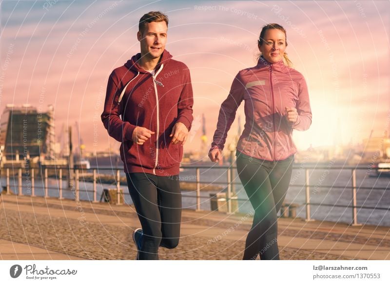 Junge Paare, die auf eine Seeseite laufen laufen Lifestyle Gesicht Erholung Sport Joggen Frau Erwachsene Mann Partner 2 Mensch 18-30 Jahre Jugendliche Hafen