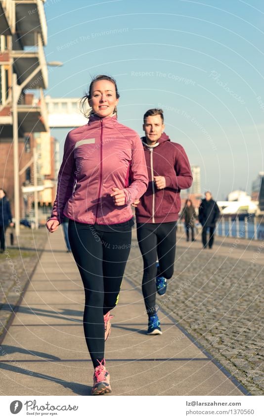 Junge Paare, die auf eine Seeseite laufen laufen Lifestyle Gesicht Erholung Sport Joggen Frau Erwachsene Mann Partner 2 Mensch 18-30 Jahre Jugendliche Hafen