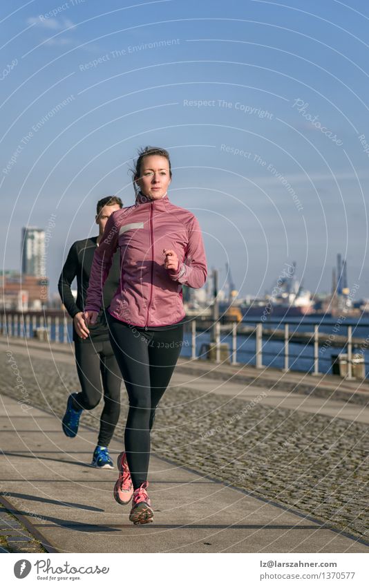 Junge Paare, die auf eine Seeseite laufen laufen Lifestyle Gesicht Erholung Sport Joggen Frau Erwachsene Mann Partner 2 Mensch 18-30 Jahre Jugendliche Hafen