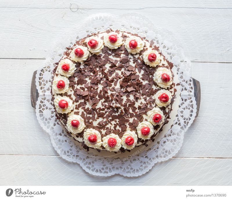 Schwarzwälder Kirschtorte auf weißem Holz Kuchen Dessert Torte Sahnetorte Kirsche Schaumgebäck Tortenspitze Backwaren Biskuit süßes Holztisch Landhaus rustikal