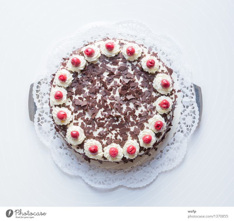 Schwarzwälder Kirschtorte auf weißem Hintergrund Kuchen Dessert Torte Sahnetorte Kirsche Schaumgebäck Tortenspitze Backwaren Biskuit Landhaus rustikal