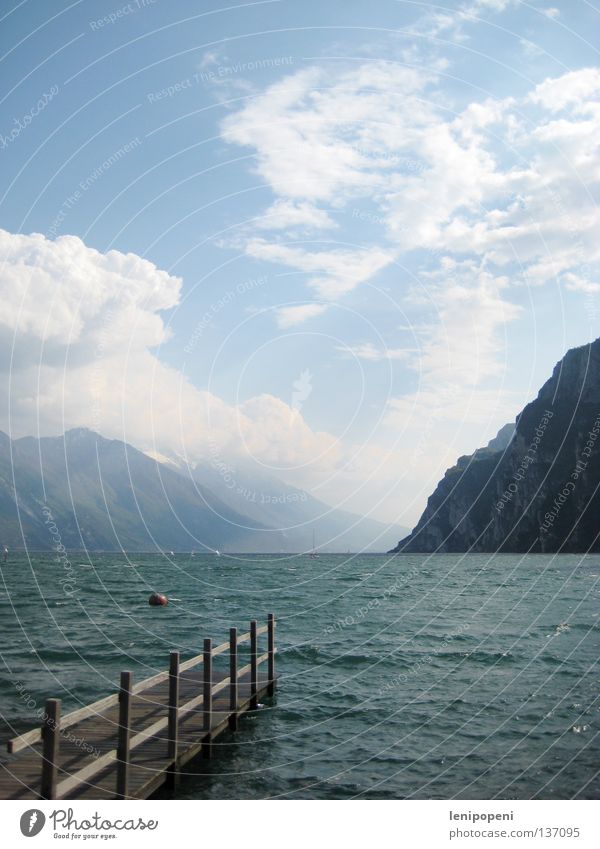 Seensucht Meer Gardasee Italien Ferien & Urlaub & Reisen Wellen Sturm Leidenschaft Wolken Sommer schön Steg steil Ferne Boje tief Segeln Wind Wasser Idylle Riva