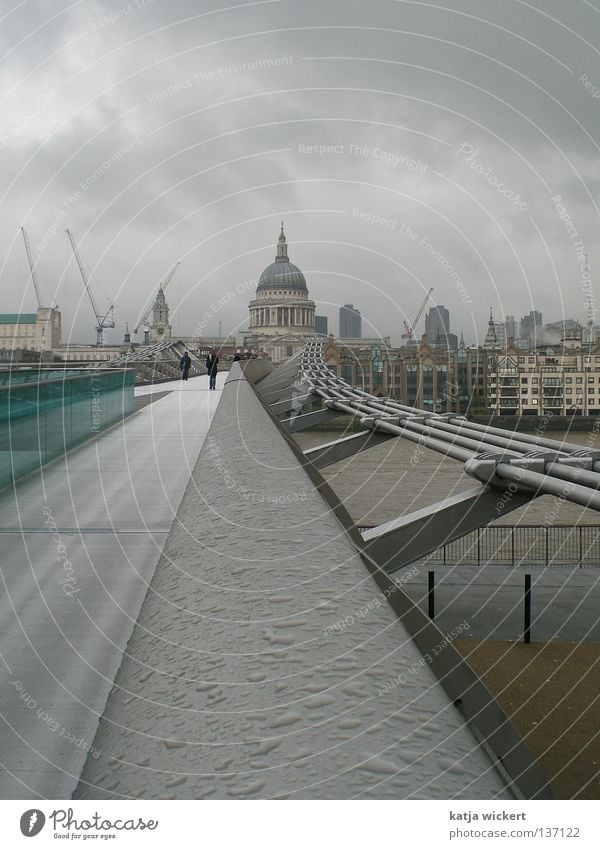 London bei Regen Wolken Nebel Stahl Haus Kran Vogel grau Herbst Stadt Englisch nass schlechtes Wetter Themse London Borough of Southwark Tate Galleries